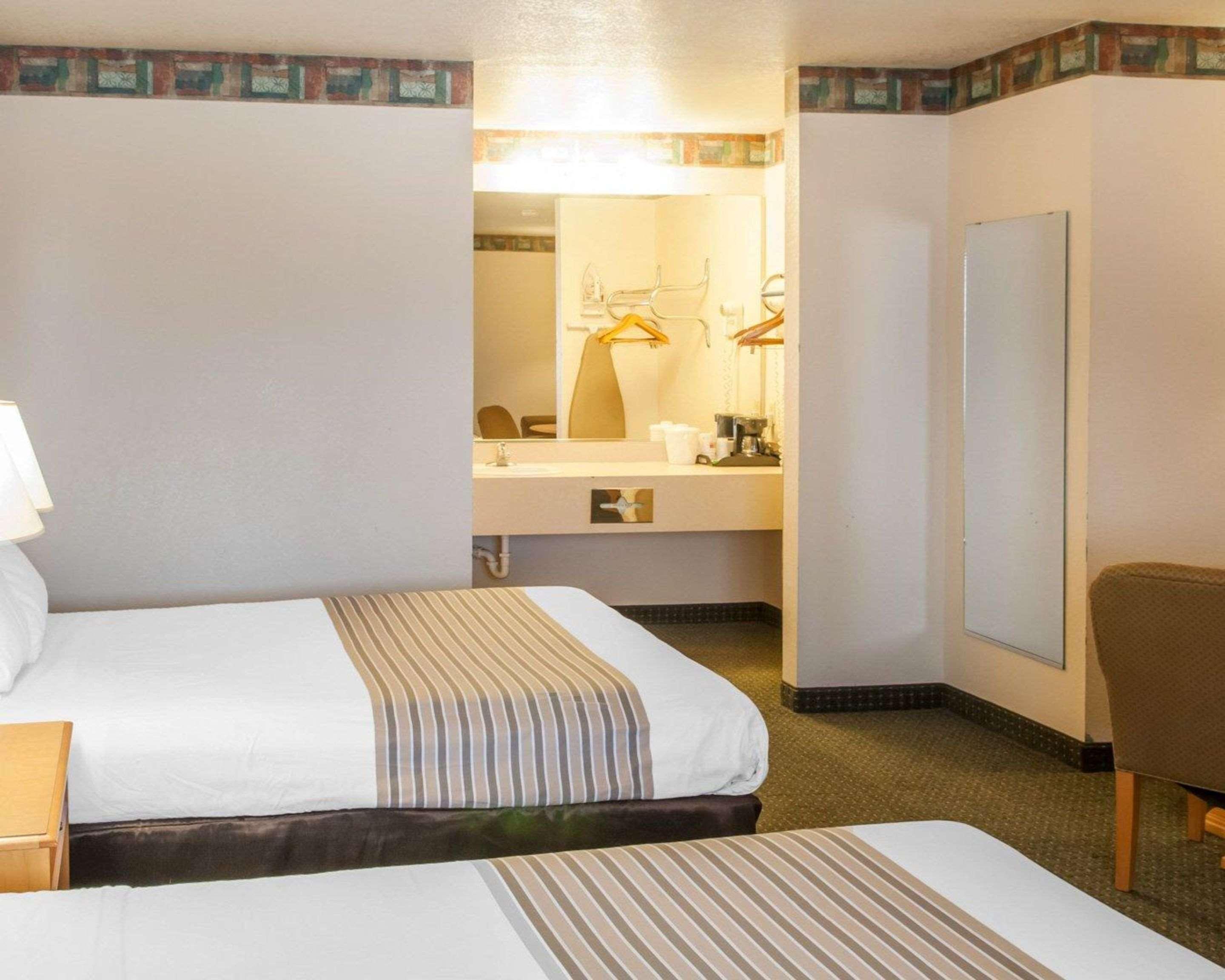 Lodge Econo I-10 *